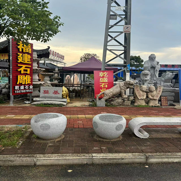 路边1000平水泥空场地：邕武路林科院京鸿基建材市场旁  