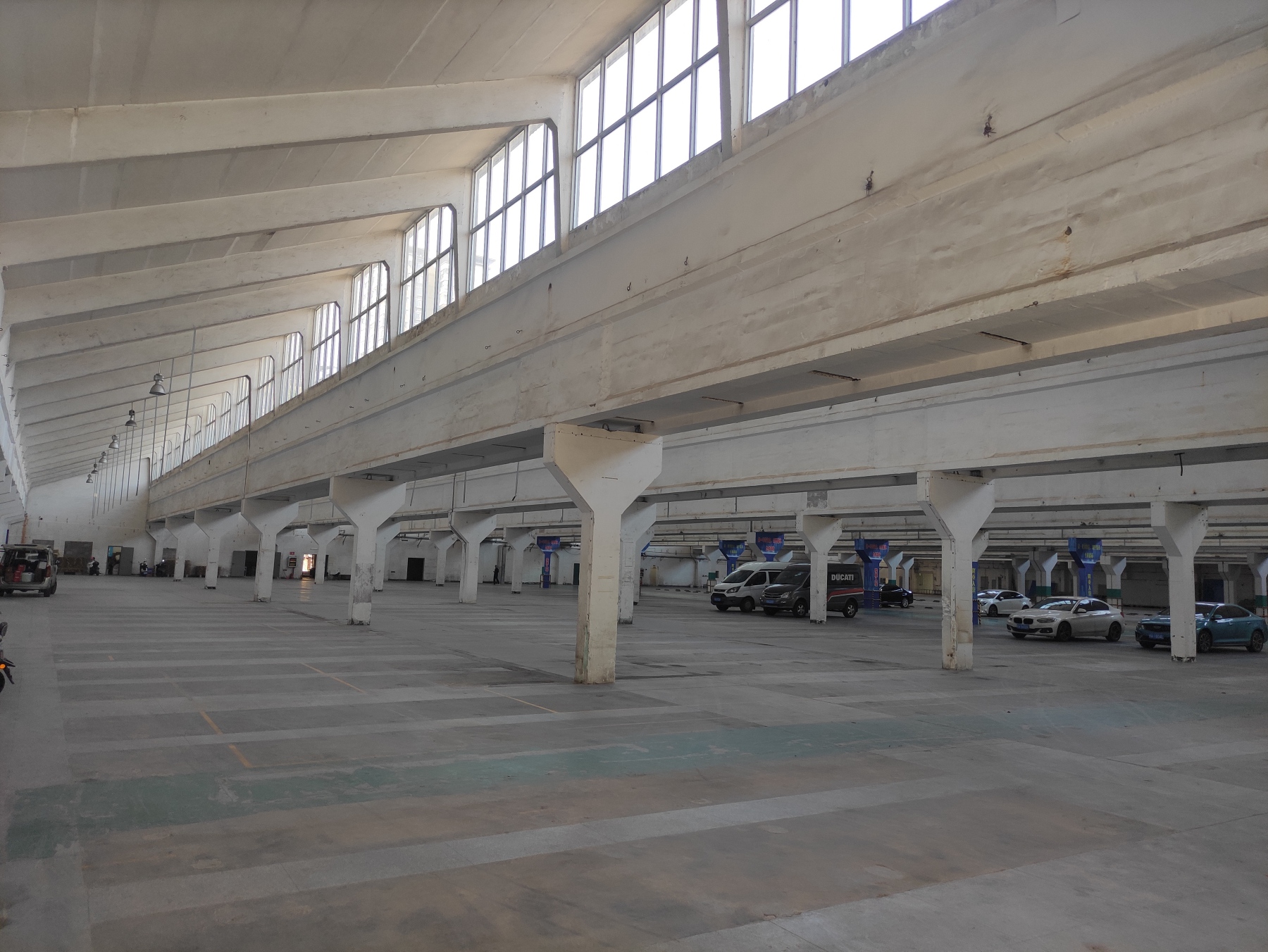 江南万达附近石柱岭8一5000平铺面厂房仓库停车场招租