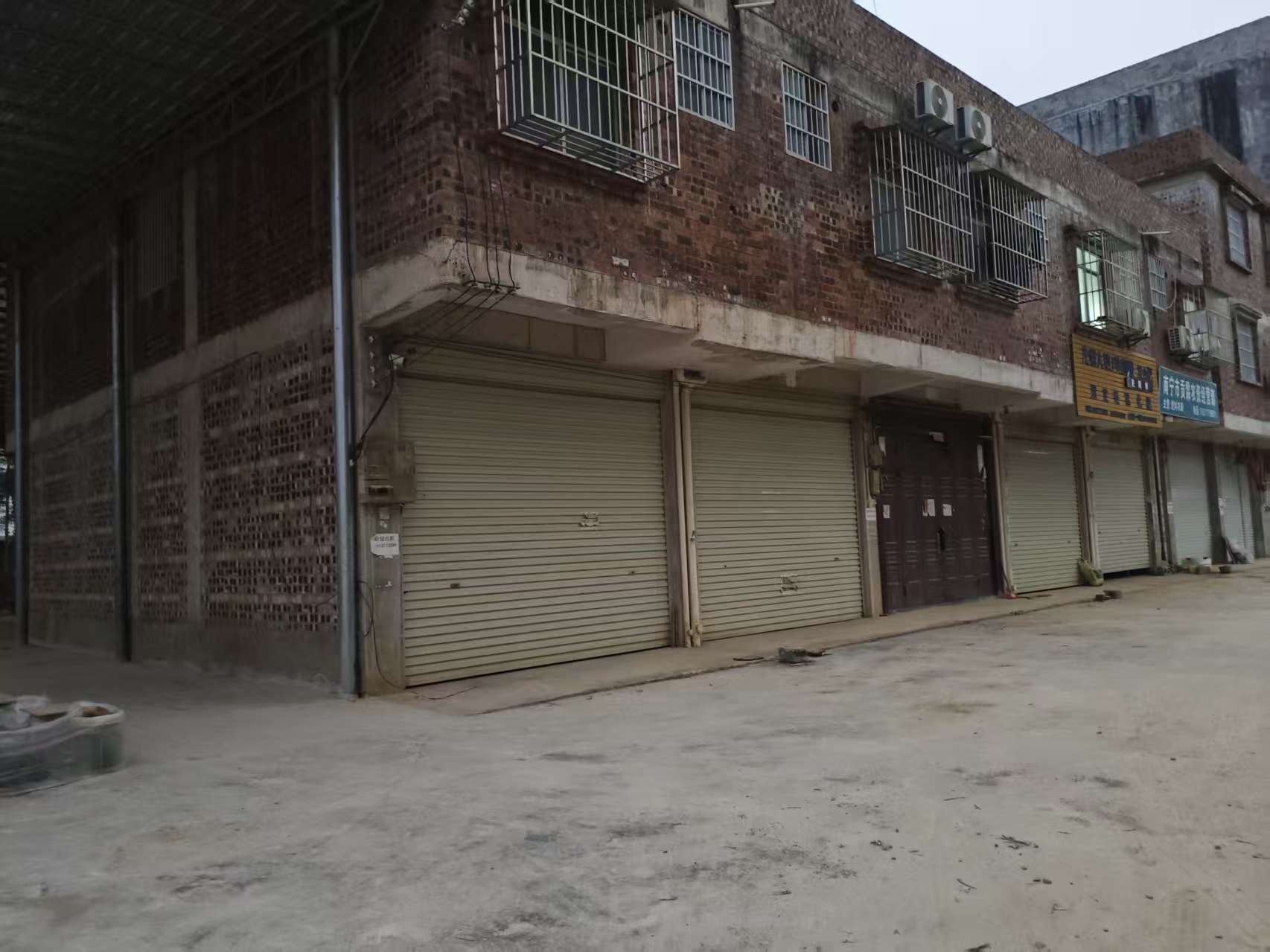 西乡塘区双定镇靠近农资市场400一600平仓库、铺面出租