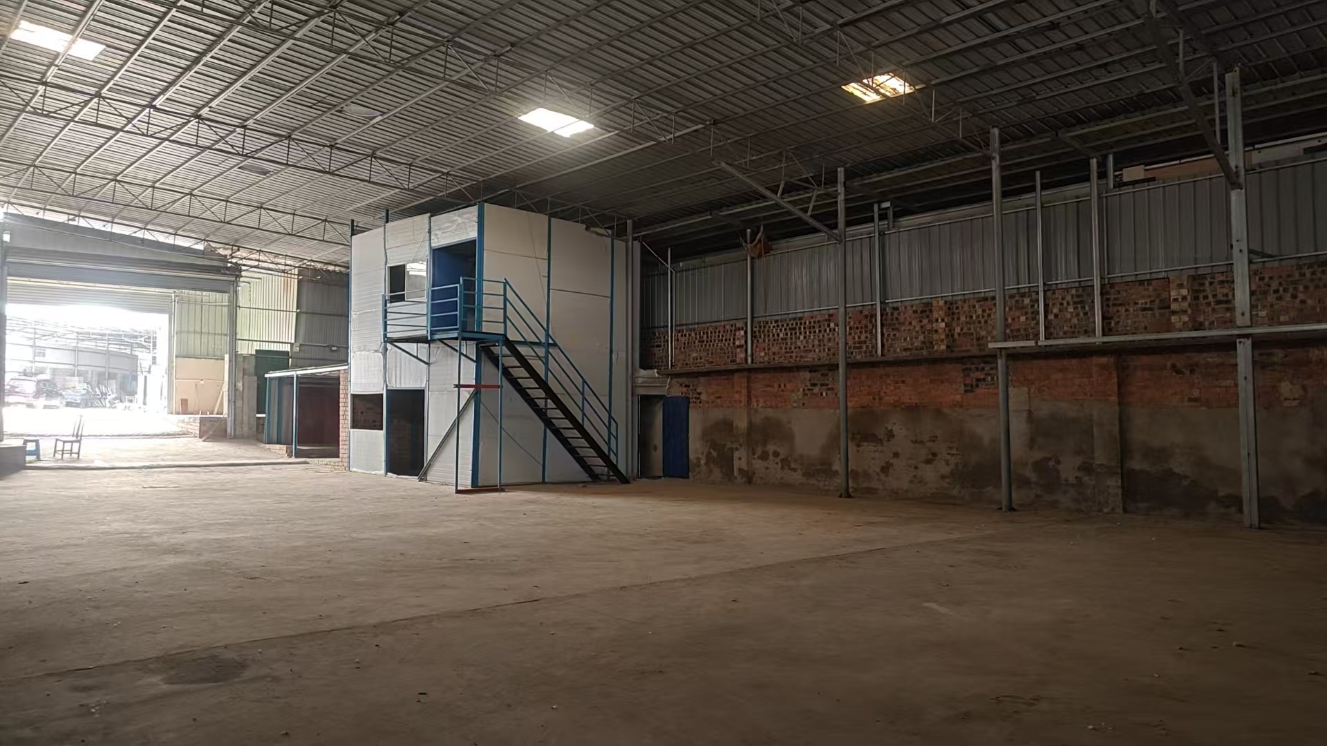 南宁市西乡塘客运站420平厂房仓库招租