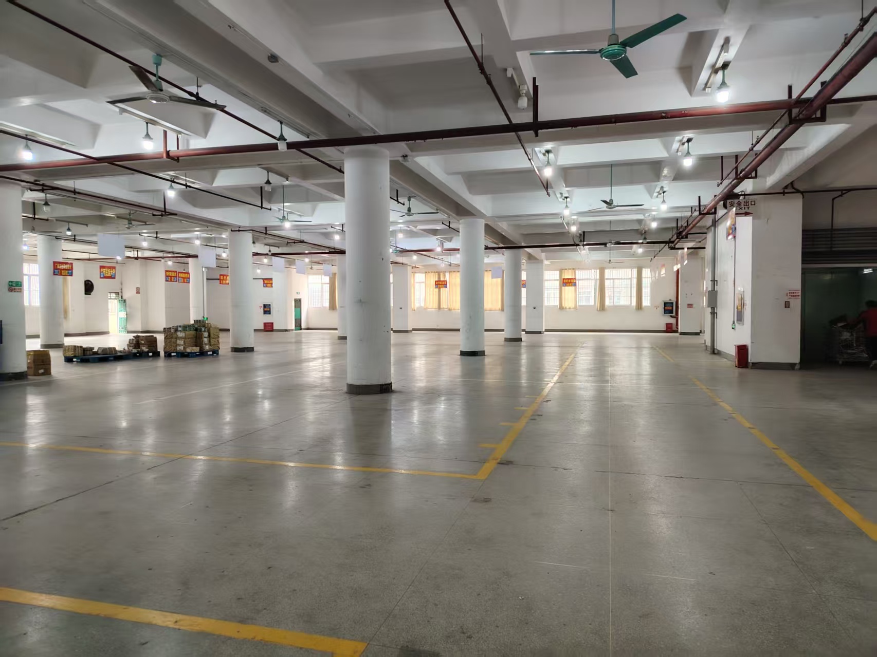 西乡塘区明秀西路友爱小学附近二、三楼600一4500平厂房仓库招租